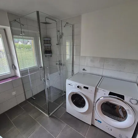 Jelena - Modern Spacious Near Vintgar Gorge & Bled شقة