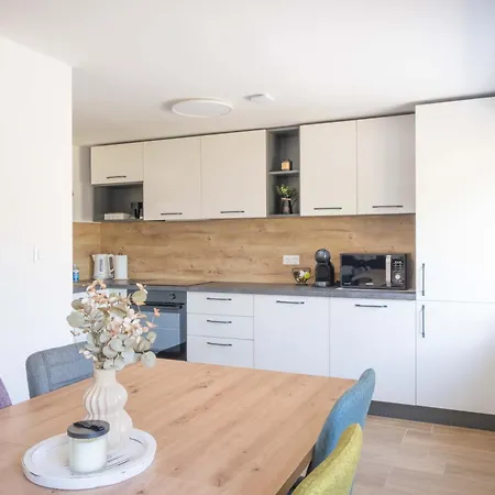 Jelena - Modern Spacious Near Vintgar Gorge & Bled شقة زغورنجي